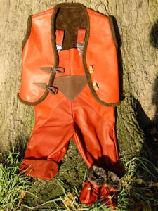 Kombination Kinderlederhose, Kinderlederweste und Schnabelschuhe