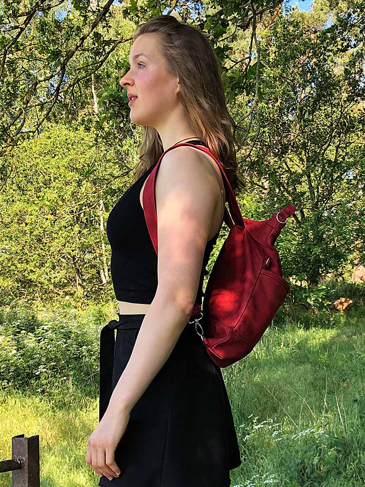 Rucksacktasche Leder rubinrot von der Seite