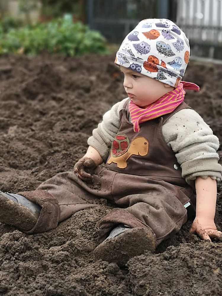 Kinderlederhose im Matsch